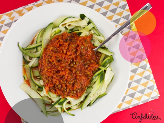 Spaghettis de courgette, sauce bolognaise aux lentilles et carottes